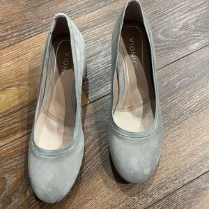 Swade light gray pumps